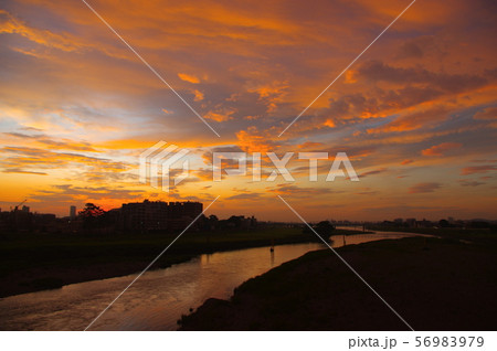 調布市と稲城市に架かる多摩川原橋から望む朝焼け 56983979