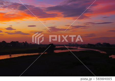 調布市と稲城市に架かる多摩川原橋から望む朝焼け 56984005