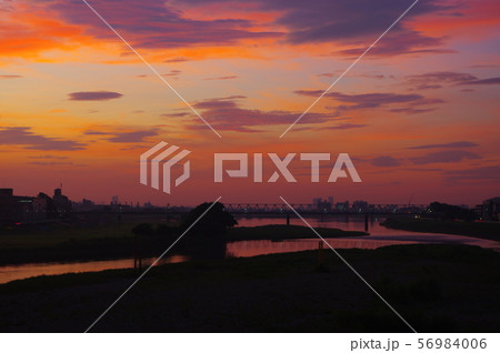 調布市と稲城市に架かる多摩川原橋から望む朝焼け 56984006