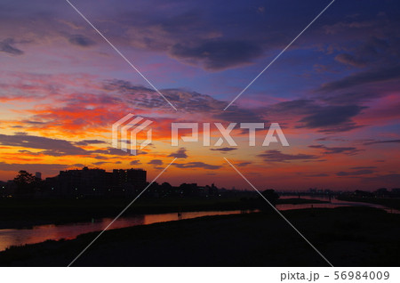 調布市と稲城市に架かる多摩川原橋から望む朝焼け 56984009