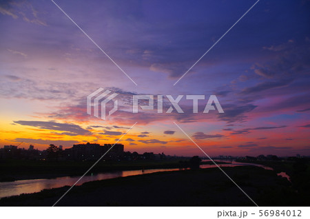 調布市と稲城市に架かる多摩川原橋から望む朝焼け 56984012