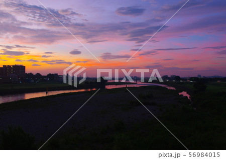 調布市と稲城市に架かる多摩川原橋から望む朝焼け 56984015