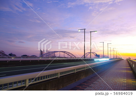 調布市と稲城市に架かる多摩川原橋から望む朝焼け 56984019