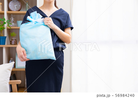プレゼントを持つドレスの女性 56984240
