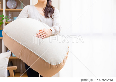 授乳クッションを持つ女性 56984248