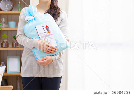 出産祝いを持つ女性 祝儀 ラッピング 出産祝いを持つ女性 祝儀 ラッピング 56984253