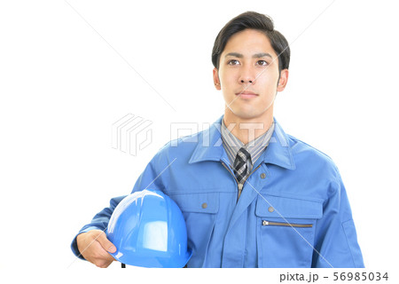 真剣な表情の労働者 56985034