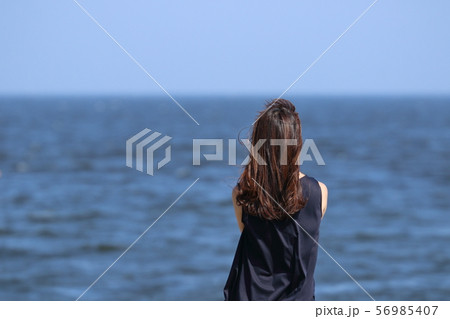 海を眺める女性 56985407
