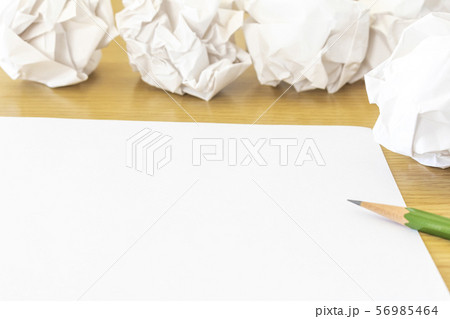 白紙の紙と丸めた紙 白紙の紙と丸めた紙 56985464