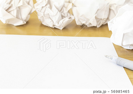 白紙の紙と丸めた紙 白紙の紙と丸めた紙 56985465