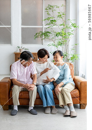 親子三世代 シニア夫婦 娘と孫 56985667