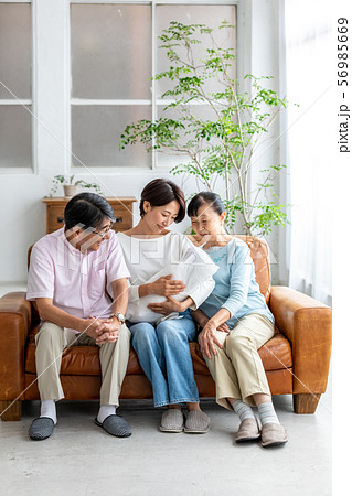 親子三世代 シニア夫婦 娘と孫 56985669