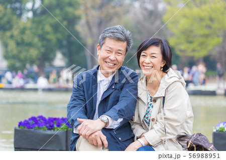 健康イメージ上野公園大噴水でのシニア夫婦  仲良し夫婦 56988951