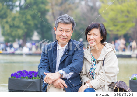 健康イメージ上野公園大噴水でのシニア夫婦  仲良し夫婦 56988953