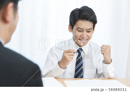 勉強する男の子　男子学生　中学生　高校生 56989331