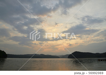 入鹿池からの日の出 入鹿池からの日の出 56992069