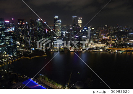 シンガポール・マリーナベイ・サンズから見る金融街の夜景 56992626