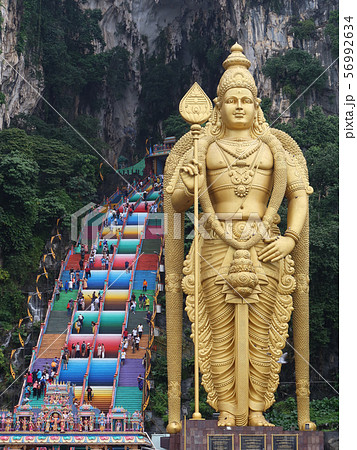 クアラルンプール・バトゥ洞窟への階段とスカンダ像 56992634