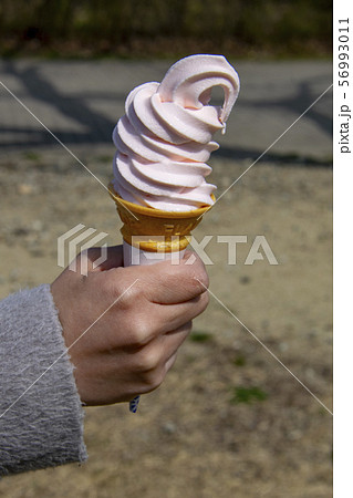 ソフトクリーム　ピンク 56993011