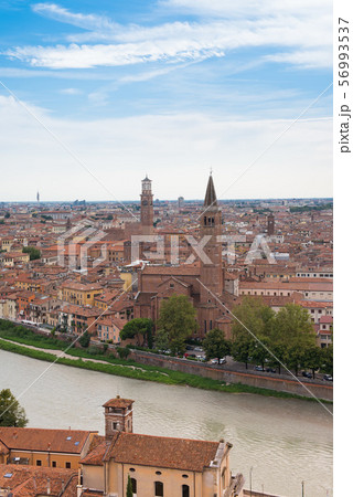 世界文化遺産　ヴェローナの街並み　イタリア 56993537