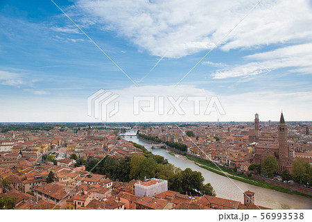 世界文化遺産　ヴェローナの街並み　イタリア 56993538