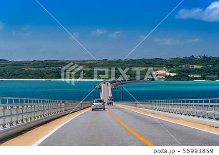 沖縄 宮古島 日本一長い橋 伊良部大橋を走行中 沖縄 宮古島 日本一長い橋 伊良部大橋を走行中 56993859