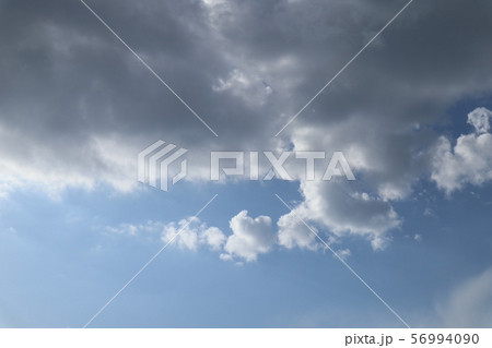 空に浮かぶ不穏な雲 空に浮かぶ不穏な雲 56994090