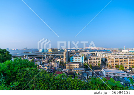 日本の横浜都市景観 港の見える丘公園から山下埠頭などを望む 日本の横浜都市景観 港の見える丘公園から山下埠頭などを望む 56994155