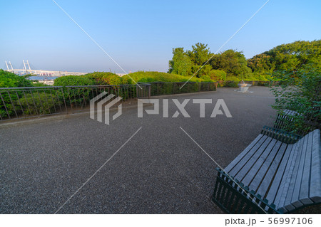 日本の横浜都市景観  港の見える丘公園のベンチ・夕方（ここからは港がほとんど見えない） 56997106