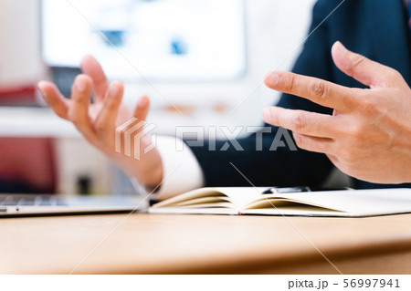ビジネス手元 56997941