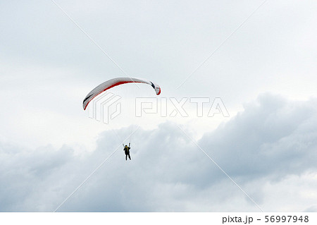 鳥取　四季の散歩　秋　ハングライダー 56997948