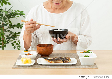 シニア　食事 56998119