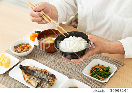 シニア　食事 56998144