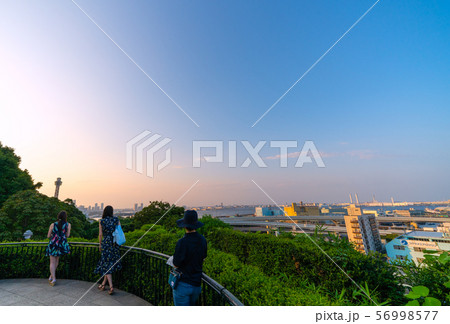 日本の横浜都市景観  港の見える丘公園から横浜港などを望む 56998577