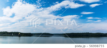 (埼玉県-風景パノラマ)夏空下の狭山湖風景２ 56998755