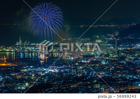 工場夜景と花火 56999243