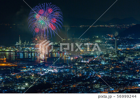 工場夜景と花火 56999244