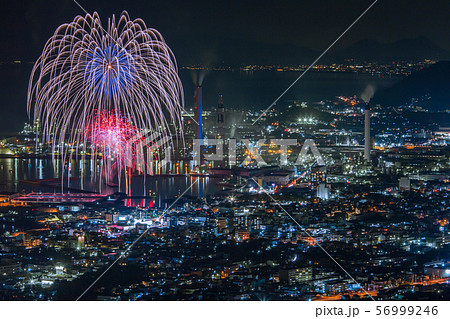 工場夜景と花火 56999246