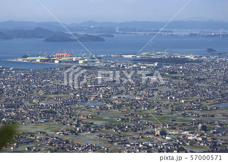 讃岐平野と瀬戸大橋 57000571