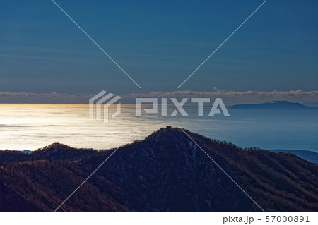 丹沢山稜線から見る塔ノ岳と伊豆大島 57000891