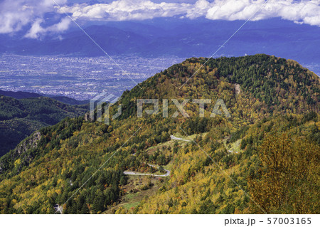 長野県 湯つづき紅葉街道 山田牧場周辺の紅葉の写真素材