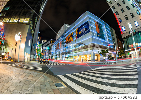 東京　夜の銀座三丁目交差点 57004533