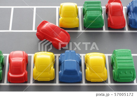 混雑してスペースの少ない駐車場の車庫入れのケース 混雑してスペースの少ない駐車場の車庫入れのケース 57005172