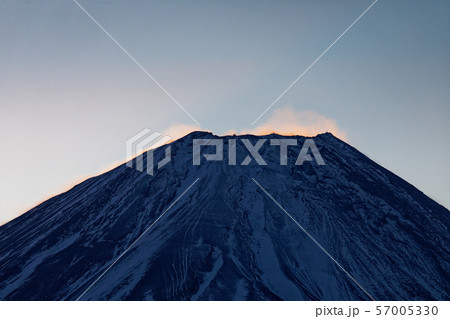 本栖湖畔・竜ヶ岳から見る雪煙上がる未明の富士山 本栖湖畔・竜ヶ岳から見る雪煙上がる未明の富士山 57005330