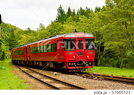 久大本線　野矢駅に入線する特急ゆふ4号 57005523