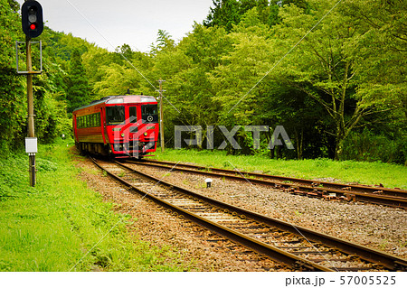 久大本線 野矢駅に入線する特急ゆふ4号 久大本線 野矢駅に入線する特急ゆふ4号 57005525