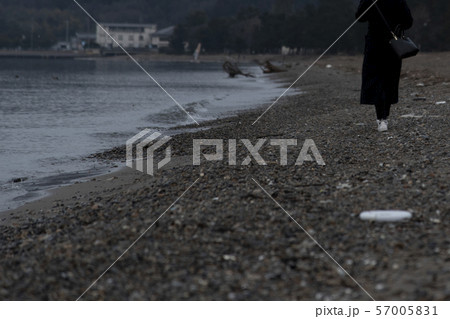 浜辺を歩く女性 浜辺を歩く女性 57005831