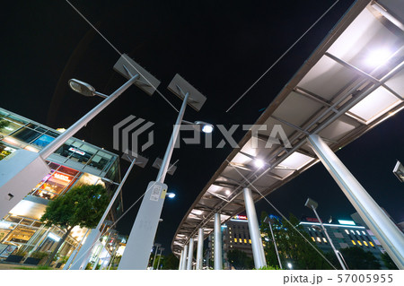 日本の横浜都市景観  地下鉄　センター南駅前などを望む(駅前のソーラー・省エネ照明灯） 57005955