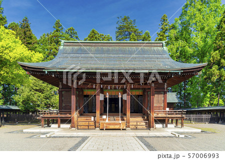 初夏の上杉神社本殿　山形米沢 57006993