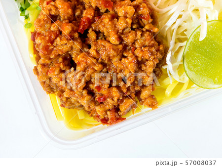 Spaghetti with sauce Take home food in plastic packaging Spaghetti with sauce Take home food in plastic packaging 57008037